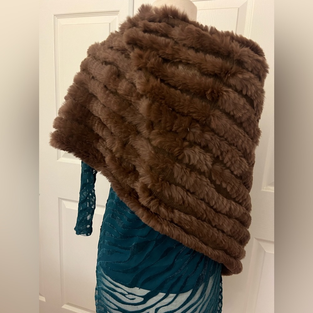 🤎 Fur Poncho (100% Rabbit) - Picture 3 of 9